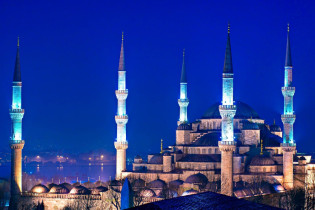 Die nächtliche Beleuchtung macht deutlich, warum die Sultan Ahmed Moschee in Istanbul auch "Blaue Moschee" genannt wird, Türkei