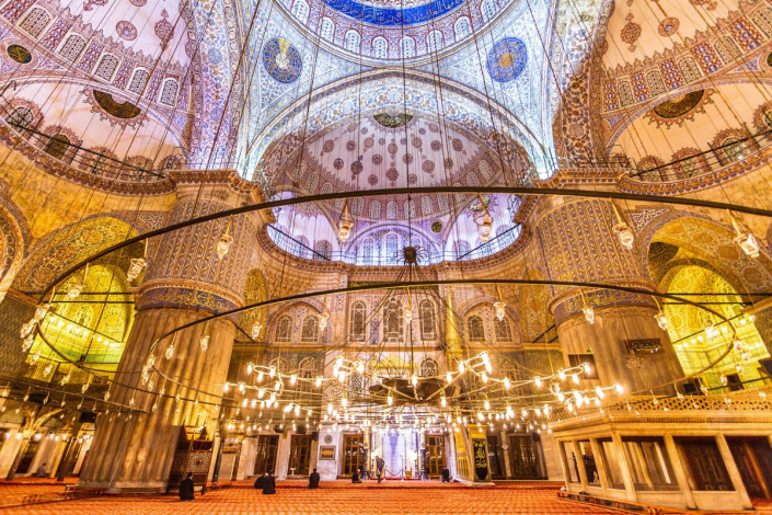 Die Sultan Ahmed Moschee im türkischen Istanbul, besser bekannt als die „Blaue Moschee“, zählt zu den meist besuchten Attraktionen der Stadt und gilt als Wahrzeichen von Istanbul, Türkei