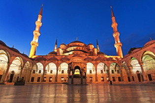 Erbaut wurde die Sultan Ahmed Moschee in Istanbul von einem Schüler des bedeutenden osmanischen Architekten Sinan Anfang des 17. Jahrhunderts, Türkei