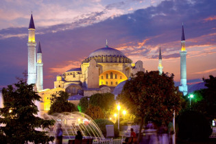 Im Jahr 1453 eroberte Sultan Mehmed II. Konstantinopel und ließ seine Soldaten drei Tage lang plündern - die Sophienkirche wurde zur muslimischen Hagia Sophia, Türkei