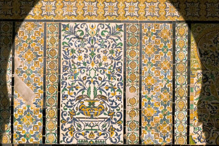 Der Arkaden im Innenhof der Großen Moschee von Kairouan sind mit prachtvollen Fliesen versehen, Tunesien