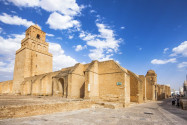 Die Djamaa Sidi Oqba ist die Hauptmoschee von Kairouan, Tunesien und viertwichtigste Pilgerstätte der islamischen Welt - © Marques / Shutterstock