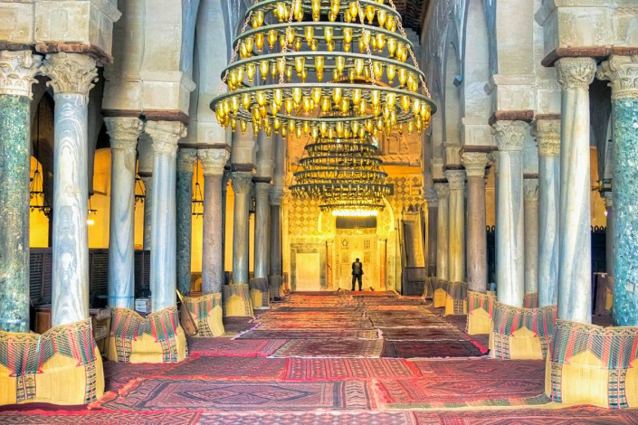 Die Gebetshalle der Großen Moschee von Kairouan, Tunesien ist durch Säulenreihen in 17 Längsschiffe geteilt