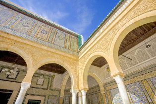 In der Zaouia Sidi Sahab in Kairouan vereinen sich maurische und osmanische Elemente zu einer wunderbaren Architektur, Tunesien