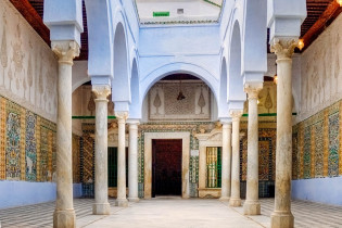 Kunstvolle Mosaike und Wandmalereien zieren das gesamte Interieur der Zaouia von Sidi Sahab in Kairouan, Tunesien