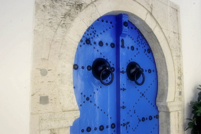 Traditionell geschmückte Tür im Villenviertel Sidi Bou Saïd in Tunis, Tunesien