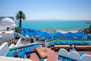 Vom Café in Sidi Bou Saïd hat man einen traumhaften Ausblick auf das Mittelmeer, Tunesien - © Bojan Pavlukovic / Shutterstock
