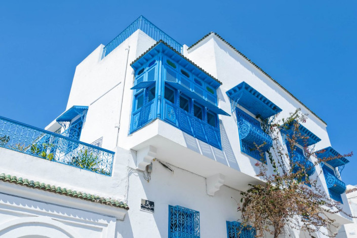Wunderschöne Villa mit verzierten Fenstern und im Villenviertel Sidi Bou Saïd in Tunis, Tunesien