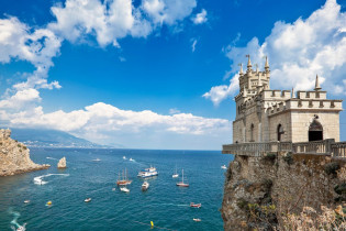 Das berühmte Schloss Schwalbennest ist von Jalta aus per Boot oder Taxi zu erreichen, Ukraine