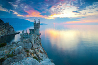 Das malerische Schloss Schwalbennest gilt als beliebtestes Postkarenmotiv der Halbinsel Krim, Ukraine