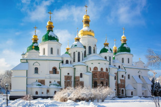 Die Sophienkathedrale mit ihren prunkvollen sieben Kuppeln im Winter, Kiew, Ukraine