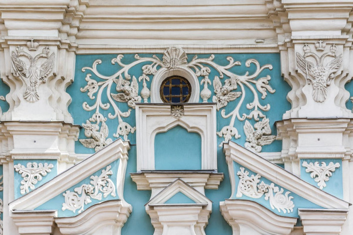 Detail der kunstvollen Verzierungen am imposanten Glockenturm der Sophienkathedrale in Kiew, Ukraine