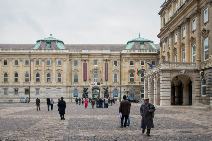Innenhof des Burgpalastes in Budapest mit Eingang zum historischen Museum, Ungarn