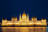 Vorderansicht des ungarischen Parlaments in Budapest bei Nacht, Ungarn - © James Camel / franks-travelbox