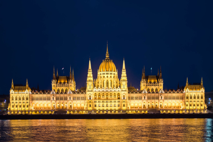 Vorderansicht des ungarischen Parlaments in Budapest bei Nacht, Ungarn