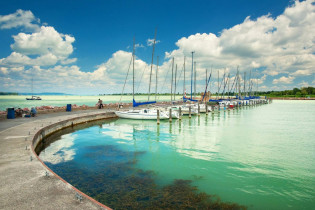 Der Plattensee ist außerdem das wichtigste Segelgebiet Ungarns und Sitz vieler Yachtclubs