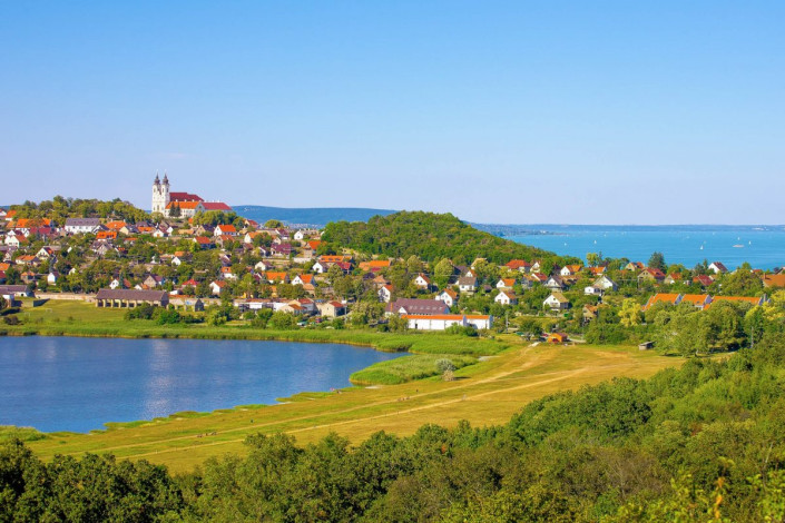 Die tiefste Stelle des langgezogenen Plattensees beträgt nur 12 Meter und befindet sich mit 12m in der Nähe der Halbinsel Tihany, Ungarn