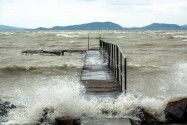 Stürmische Zeiten am Ufer des Plattensees, dem größten Binnensee Mitteleuropas, Ungarn - © Anna Vaczi / Shutterstock