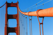 Aufgrund der starken Strömung in der Bucht konnte nur viermal am Tag eine Stunde an den Fundamenten der Golden Gate Bridge gearbeitet werden - © prochasson frederic / Shutterstock