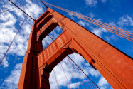 Blick auf einen Pfeiler der Golden Gate Bridge, der rund 100 Meter unter die Meeresoberfläche reicht, San Francisco, USA - © Tyler Olson / Shutterstock