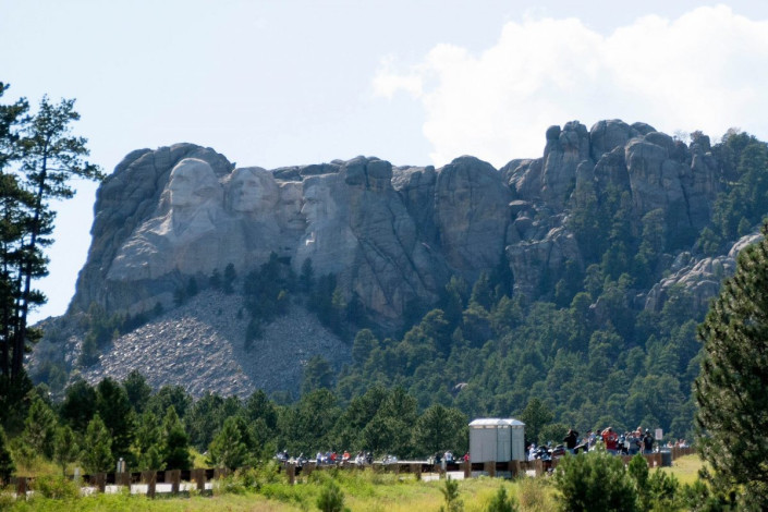 Aus der Ferne sehen die rund 18m hohen Präsidentenköpfe am Mount Rushmore nicht so spektakulär aus, wie vielleicht erwartet, USA