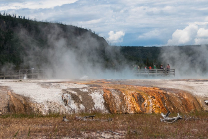 Besucher bestaunen die allgegenwärtige vulkanische Aktivität im Yellowstone Nationalpark, USA