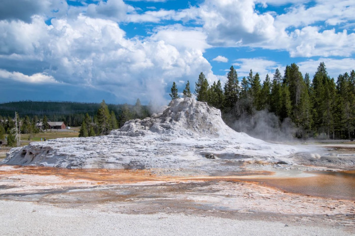 Der Ausbruch des Castle Geysirs im Yellowstone Nationalpark, USA, kann exakt vorhergesagt werden