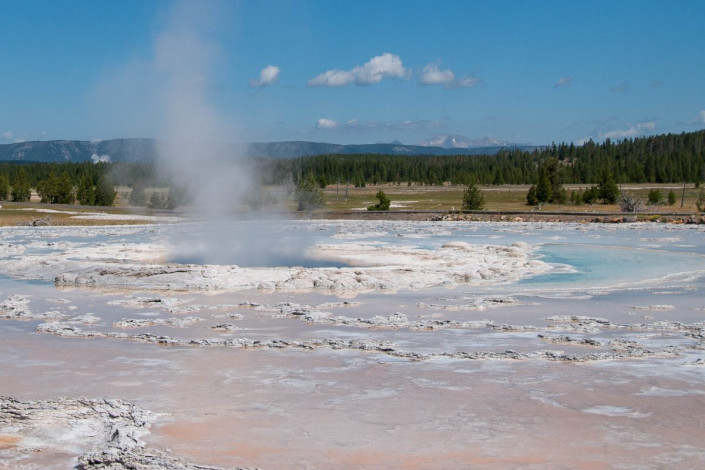 Der Yellowstone Nationalpark verdankt seiner Lage auf dem Krater eines Supervulkans seine allgegenwärtige vulkanische Aktivität, USA