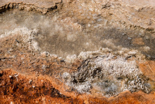 Detail der vulkanisch-mineralischen Ablagerungen an den heißen Quellen bei Mammoth Hot Springs im Yellowstone Nationalpark, USA