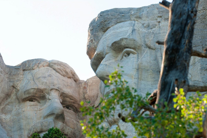 Die Augen der Präsidentenköpfe am Mount Rushmore sind 7m breit, im Bild Theodore Roosevelt und Abraham Lincoln, USA