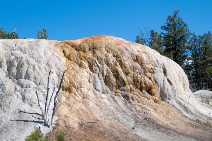 Eindrucksvolle Formation aus Kalkstein bei Mammoth Hot Springs im Yellowstone Nationalpark, USA