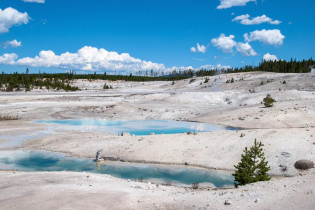 Fantastisches Panorama im von vulkanischer Aktivität geprägten Yellowstone Nationalpark, USA