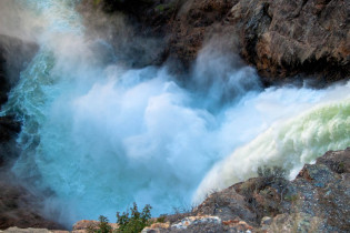 Im späten Frühjahr beläuft sich die Wassermenge der Lower Falls im Yellowstone Canyon auf rund 240.000 Liter pro Sekunde, USA