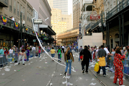Die Straßen von New Orleans werden von der Parade am Mardi Gras nicht unbedingt sauber hinterlassen, USA