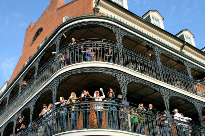 Entlang der Paradestraßen versammeln sich die Menschen auf den Balkonen, um die besten Blicke und Fotos am Mardi Gras zu erhaschen, New Orleans, USA