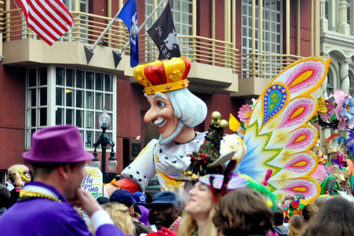 Jung und Alt begleiten die für den Karneval aufwändig geschmückten Paradewagen durch die Straßen von New Orleans