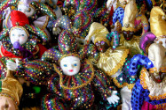 Unzählige Porzellanpuppen am Mardi Gras in New Orleans, USA - © Patricia Marroquin / Shutterstoc