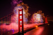 Prachtvolles Silvester-Feuerwerk an der Golden Gate Bridge in San Francisco, eine der berühmtesten Brücken der USA - © KenevaPhotography/Shutterstock