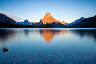 Sonnenaufgang am "Two medicine lake" im Glacier Nationalpark, Montana, USA  - © kan_khampanya / Shutterstock