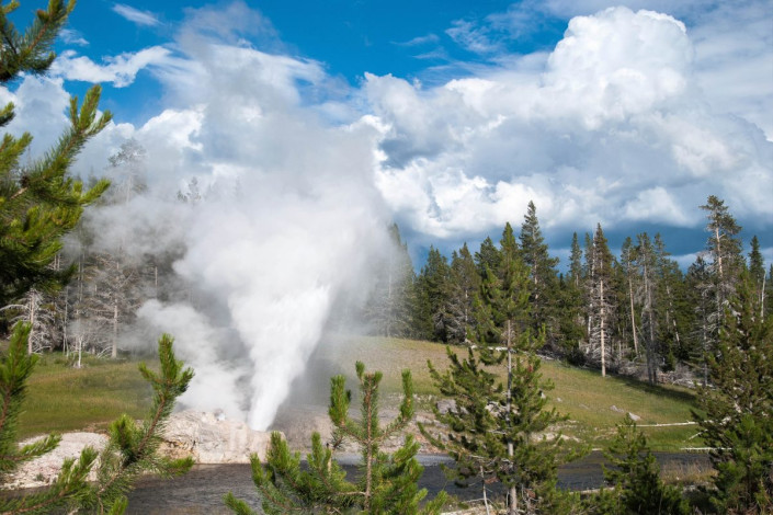 Spektakulärer Ausbruch des Riverside Geysirs im Yellowstone Nationalpark, USA