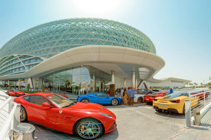 Das geschwungene Dach des Yas Hotels ist das markanteste Merkmal des gesamten Yas Marina Circuits in Abu Dhabi, VAE