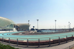 Der etwa 5,5km lange Yas Marina Circuit in Abu Dhabi, VAE, wurde im Oktober 2009 für ds erste Formel 1 Rennen im November fertiggestellt