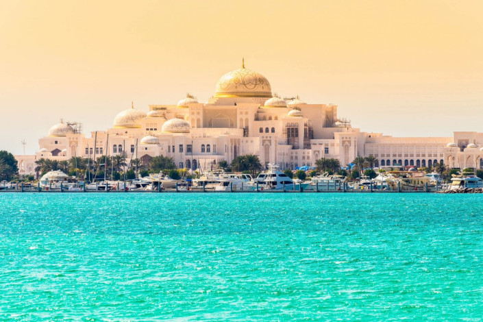 Der Yachthafen des Emirates Palace Hotels in Abu Dhabi erstreckt sich über einen halben Kilometer Länge, VAE