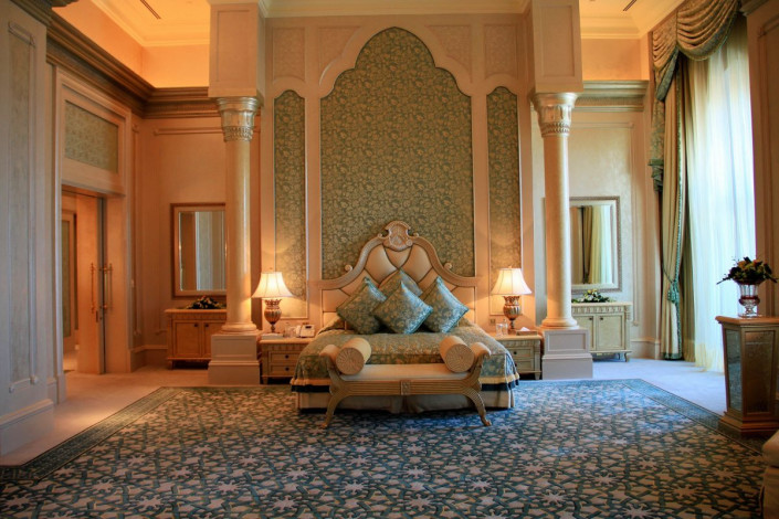 Die 302 Zimmer im Emirates Palace Hotel in Abu Dhabi, VAE, verfügen alle über orientalisches Mobiliar, Marmorbäder in Übergröße und einen eigenen Butler