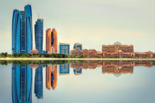 Die Etihad Towers ragen am Corniche Beach direkt gegenüber dem luxuriösen Emirates Palace Hotel an der Küstenlinie von Abu Dhabi empor, VAE