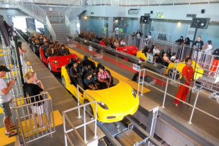Die Ferrari F430 Spider Wägen der gut 1km langen Fiorano GT Challenge in der Ferrari World in Abu Dhabi beschleunigen auf 95km/h, VAE