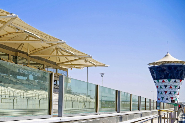 Die hypermodernen und vollständig überdachten Tribünen des Yas Marina Circuit in Abu Dhabi, VAE, bieten Platz für rund 50.000 Zuschauer