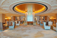 Die Lobby und das „Le Café“ sind die einzigen Räumlichkeiten, die im Emirates Palace Hotel in Abu Dhabi, VAE, auch ohne Zimmer- oder Restaurant-Reservierung betreten werden dürfen - © Ritu Manoj Jethani / Shutterstock