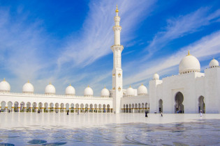 Die Scheich-Zayid-Moschee befindet sich in Abu Dhabi, der Hauptstadt der Vereinigten Arabischen Emirate und ist die drittgrößte Moschee der Welt, VAE
