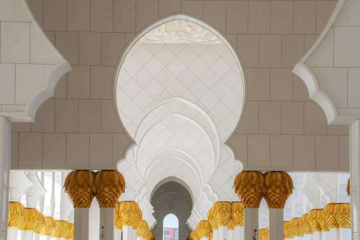 Die schneeweißen Marmorsäulen in der Scheich-Zayid-Moschee sind mit farbenprächtigen Blumenranken und Dattelpalmen aus Perlmutt und Halbedelsteinen geschmückt, VAE